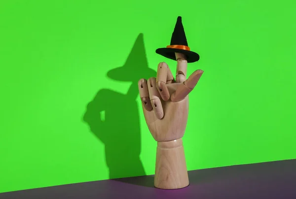 Kreativní Halloween Zátiší Loutka Ruka Drží Čarodějnice Klobouk Zeleném Fialovém — Stock fotografie