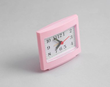 Gri arkaplanda kare tablo saati