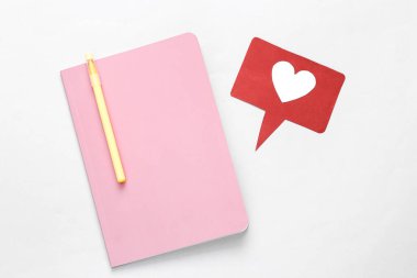 Gri arkaplanda simge gibi bir dizüstü bilgisayar