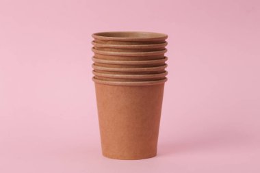 Pembe arka planda eko karton bardak yığını