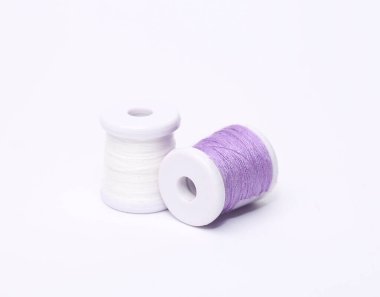 Beyaz bir arka plan iş parçacığında skeins