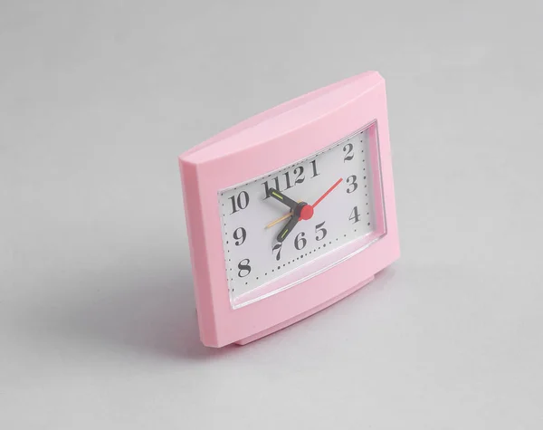 Horloge Table Carrée Sur Fond Gris — Photo