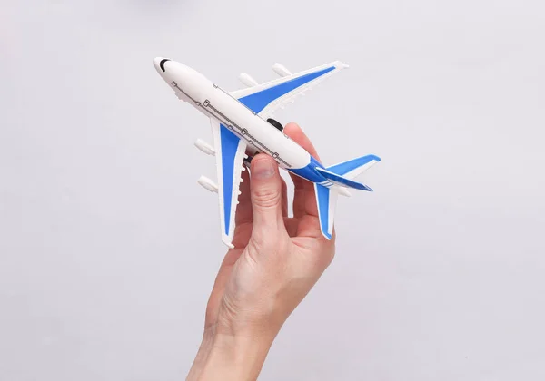 Viaje Aéreo Concepto Turístico Mano Sostiene Miniatura Avión Pasajeros Sobre —  Fotos de Stock