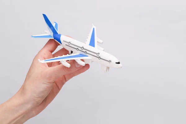 Viagem Aérea Conceito Turismo Mão Detém Miniatura Avião Passageiros Fundo — Fotografia de Stock