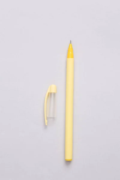 Желтая Ручка Шапкой Сером Фоне — стоковое фото