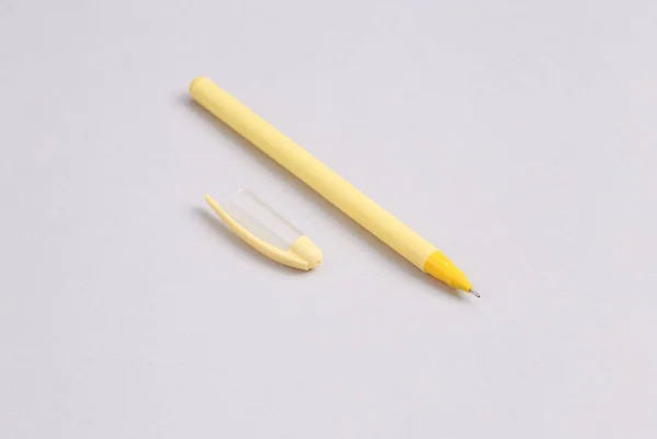 Yellow Pen Cap Gray Background — Stock Photo, Image