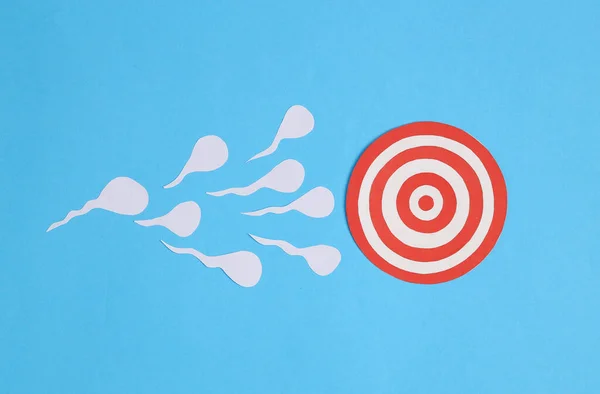 Konkurrierende Spermien Und Zielscheibe Auf Blauem Hintergrund Konzeption Eisprung Konzept — Stockfoto