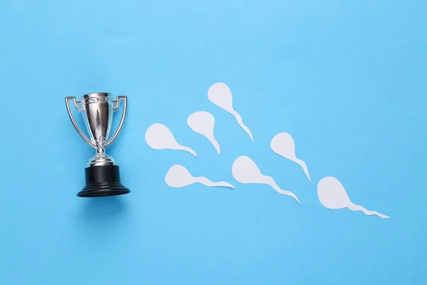 Konkurrierende Spermien Und Becher Auf Blauem Hintergrund Konzeption Eisprung Konzept — Stockfoto
