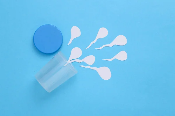 精子分析 精子图 一个用蓝色背景的剪纸精子进行分析的罐子 人的健康 — 图库照片
