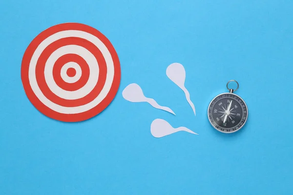 Soutěžící Spermie Terč Kompas Modrém Pozadí Koncepce Koncepce Ovulace — Stock fotografie