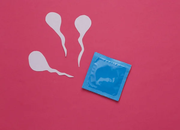 Anticonceptie Condoomverpakking Spermatozoa Roze Achtergrond Bovenaanzicht — Stockfoto