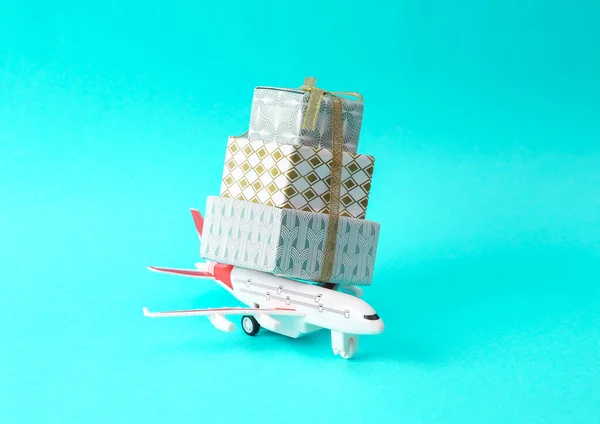 Stapelweise Weihnachtsgeschenkboxen Schleife Mit Flugzeugmodell Auf Türkisfarbenem Hintergrund Feiertagszustellung Frohe — Stockfoto