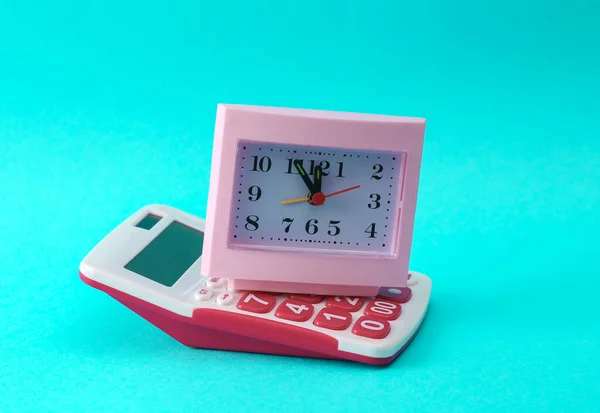 Kalkulačka Hodinami Tyrkysovém Pozadí Čas Jsou Peníze — Stock fotografie