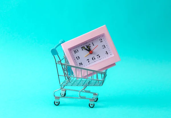 Hora Comprar Carrito Supermercado Con Reloj Sobre Fondo Turquesa —  Fotos de Stock