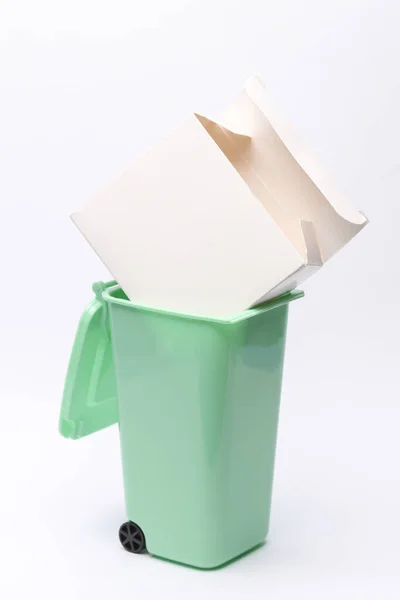 Έννοια Ταξινόμησης Αποβλήτων Δοχείο Απορριμμάτων Χάρτινο Κουτί Που Απομονώνεται Λευκό — Φωτογραφία Αρχείου