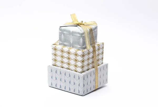 一堆堆白色背景的圣诞礼品盒包在蝴蝶结里 — 图库照片