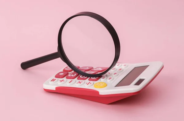 Калькулятор Лупой Розовом Фоне — стоковое фото
