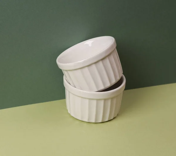 Dwa Puste Ceramiczne Miski Zielonym Tle Dwa Ton Zielony — Zdjęcie stockowe