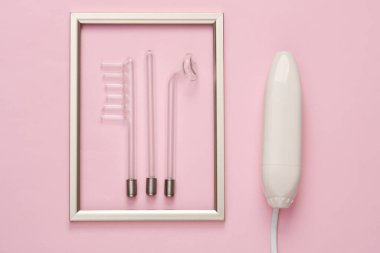 Pembe arka planda çerçeveli yerel darsonvalizasyon aygıtı. Sivilce tedavisi, sorunlu deri. Üst Manzara. Düz konum