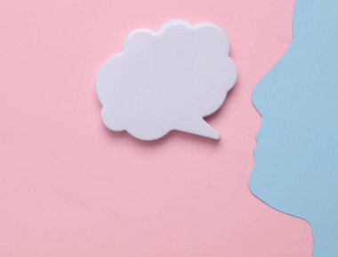 Pembe arka planda baş silueti olan konuşma balonu