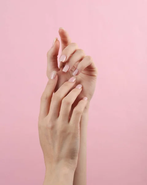 Belas Mãos Femininas Com Manicura Fundo Rosa Conceito Beleza — Fotografia de Stock