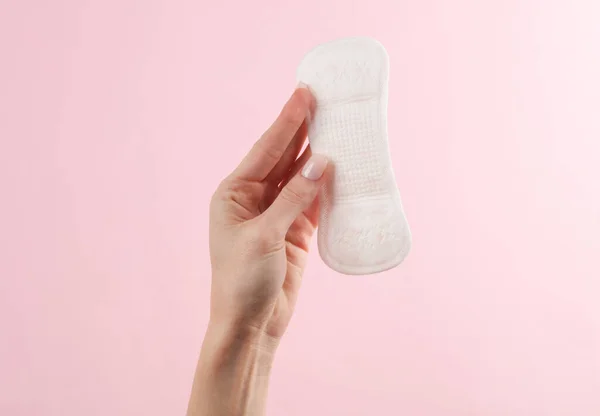Hand Van Vrouw Houdt Pad Roze Achtergrond Vrouwelijke Hygiëne Menstruatie — Stockfoto