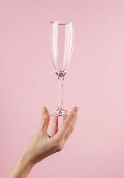 Порожній Келих Шампанського Жіночій Руці Рожевому Фоні — стокове фото