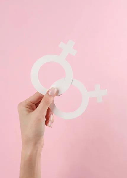 同性同性恋关系 两只手拿着粉红背景的女性静脉性别符号的女性手 — 图库照片