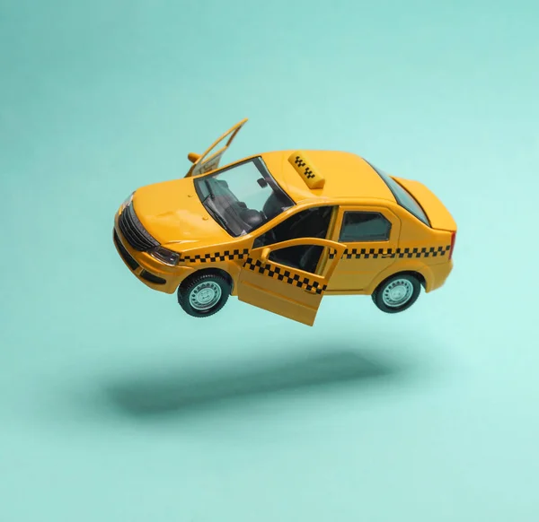 Taxi Miniatura Levitando Sobre Fondo Azul Con Una Sombra —  Fotos de Stock
