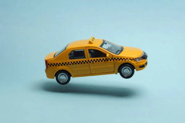 Voiture Miniature Taxi Lévitant Sur Fond Bleu Avec Une Ombre — Photo