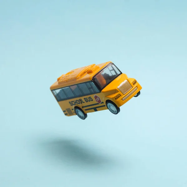 Ônibus Escolar Miniatura Levita Fundo Azul Com Uma Sombra Volta — Fotografia de Stock