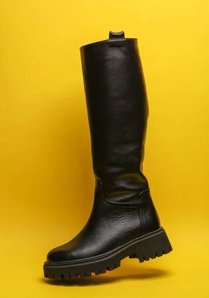 Botas Altas Cuero Negro Para Mujer Levitan Sobre Fondo Amarillo —  Fotos de Stock