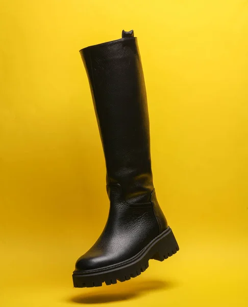 Botas Altas Cuero Negro Para Mujer Levitan Sobre Fondo Amarillo —  Fotos de Stock