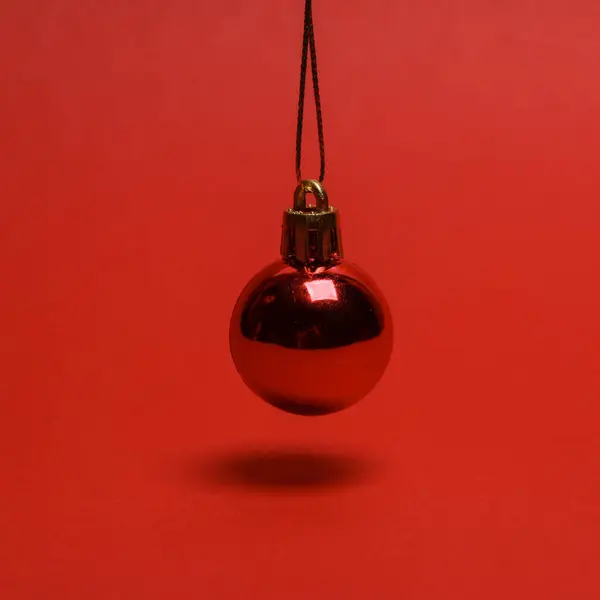 Boule Noël Suspendue Sur Fond Rouge — Photo