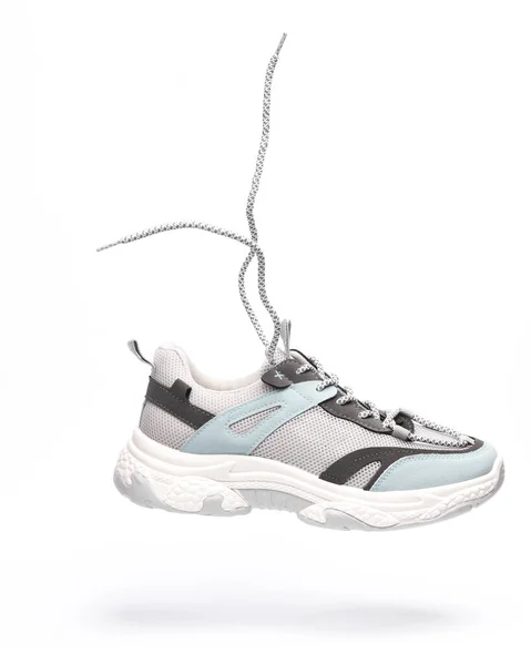 Sneakers Levitating Con Suola Massiccia Lacci Volanti Sfondo Bianco — Foto Stock