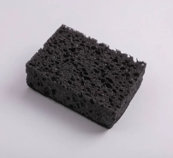 Μαύρο Σφουγγάρι Για Πλύσιμο Πιάτων Γκρι Φόντο — Φωτογραφία Αρχείου