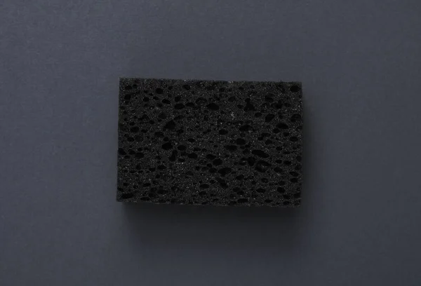 Μαύρο Σφουγγάρι Για Πλύσιμο Πιάτων Σκούρο Γκρι Φόντο — Φωτογραφία Αρχείου