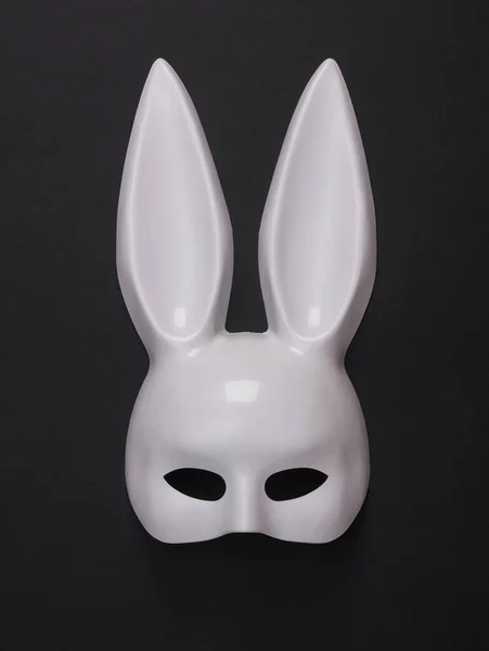 白いウサギマスクとともに長いです耳からセックスショップ上の黒背景 — ストック写真