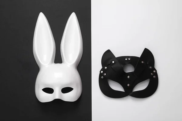 セックスショップ白と黒のマスク上の白 黒の紙の背景 — ストック写真