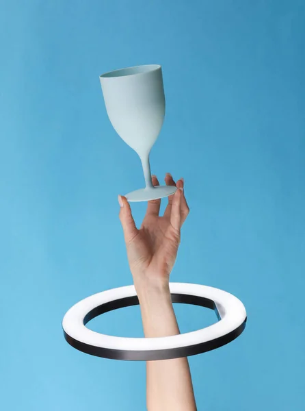 여성의 배경에 납으로 램프를 플라스틱 유리를 창조적 아이디어 — 스톡 사진