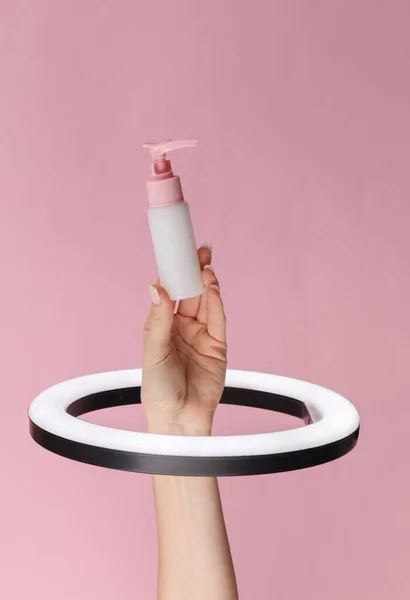 Vrouwenhand Houdt Crème Fles Door Middel Van Led Ring Lamp — Stockfoto