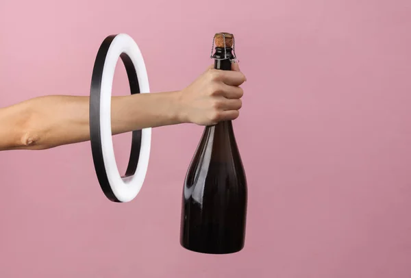 Vrouw Hand Houdt Champagne Fles Door Middel Van Led Ring — Stockfoto