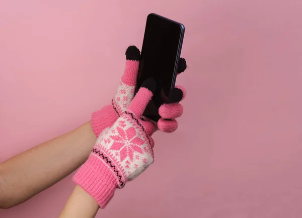 Women Hands Warm Knitted Gloves Pattern Holding Smartphone Pink Background — Stock Photo, Image