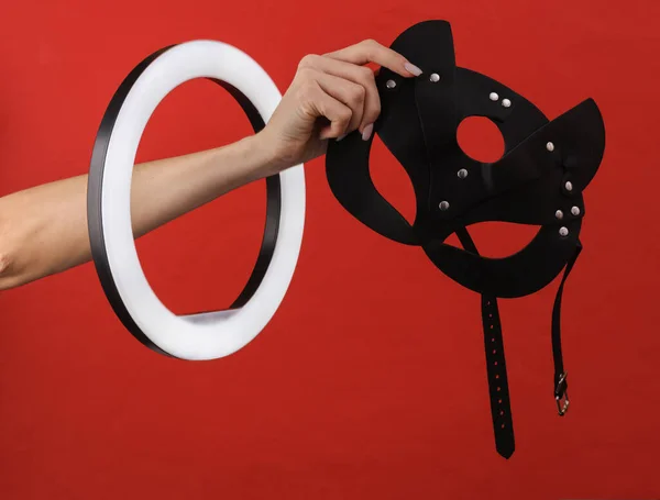 Kvinnans Hand Håller Sex Shop Läder Mask Genom Led Ring — Stockfoto