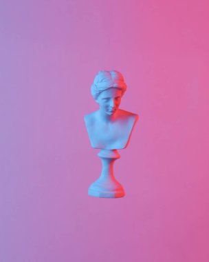 Venüs havada yüzüyor, mavi-kırmızı neon ışıkta izole edilmiş. Uçan nesneler. Asgari konsept