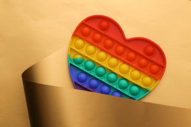 Lüks altın arka planda stres önleyici bir oyuncak.