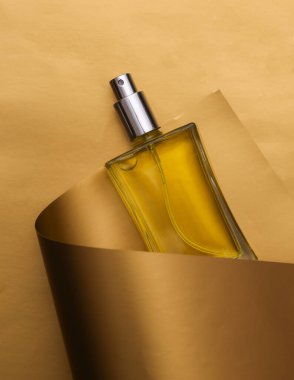 Parfüm şişesi lüks altın arka planda