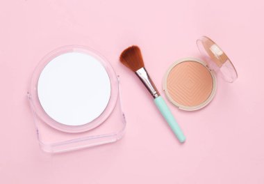 Pembe arka planda güzellik malzemeleri. Düz konum