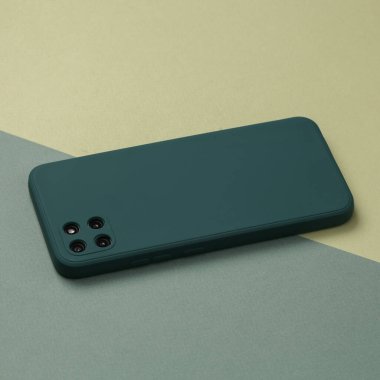 Yeşil arka planda yeşil silikon kaplı akıllı telefon.