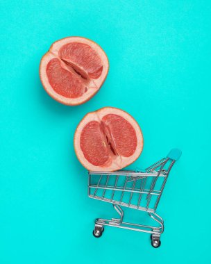 Mavi arka planda mini market tramvayında olgun greyfurt parçaları.